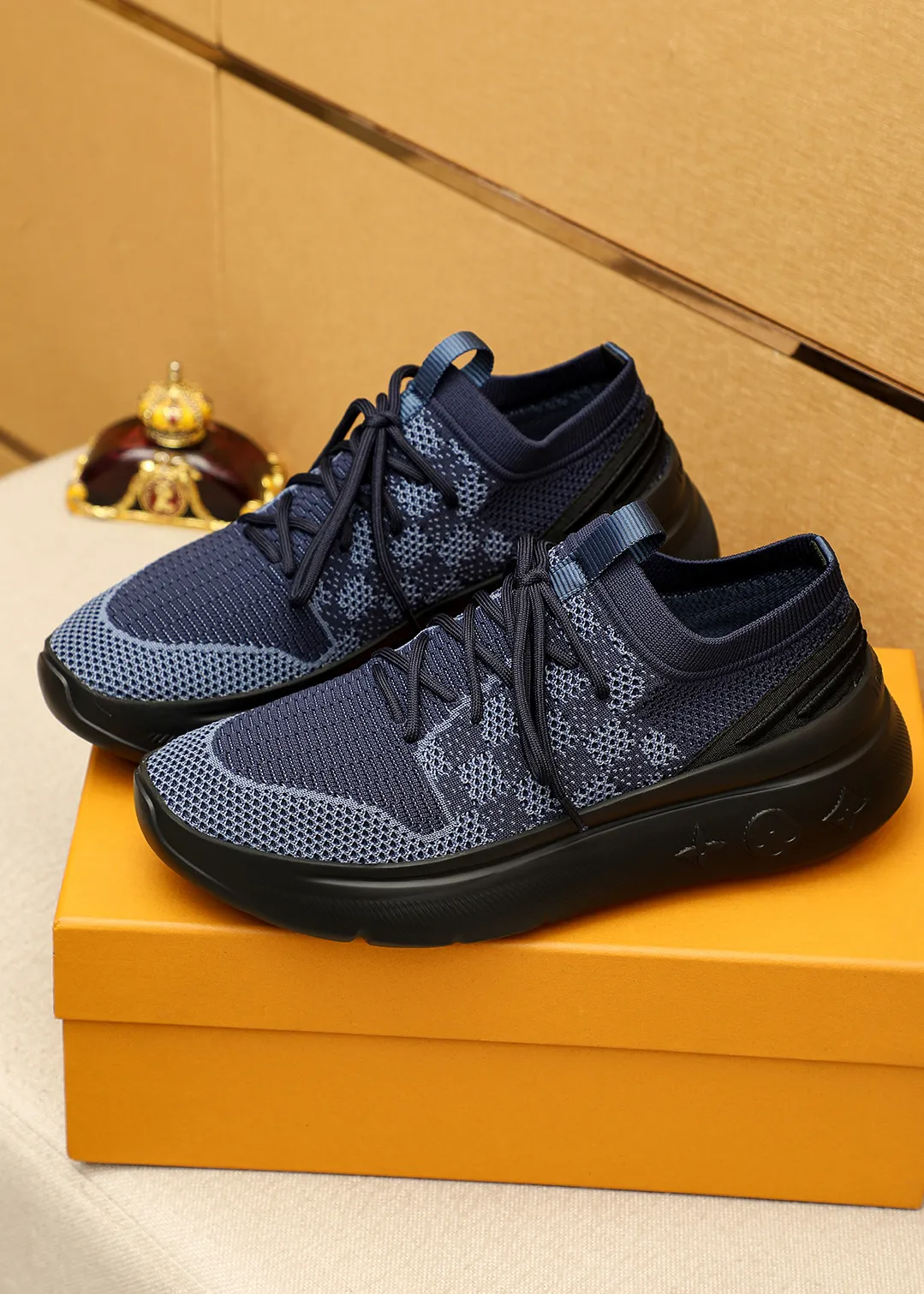 Men's men's shoes 💰480💐 Louis Vuitton Louis Vuitton 2025 new four-season lace-up series! The complex fly-knitting process for shoe uppers is now on the market. The counter has LV shape embossed stitching with original patterns, original raw materials, fabrics, and original fly-knitting! The inside is original and customized! 1:1 outsole mold opening! Foam outsole! 38-44 (45 customized)